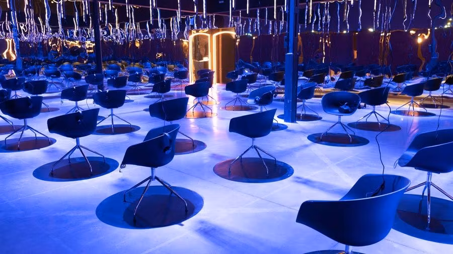 sillas de la sala de realidad virtual sin nadie sentado