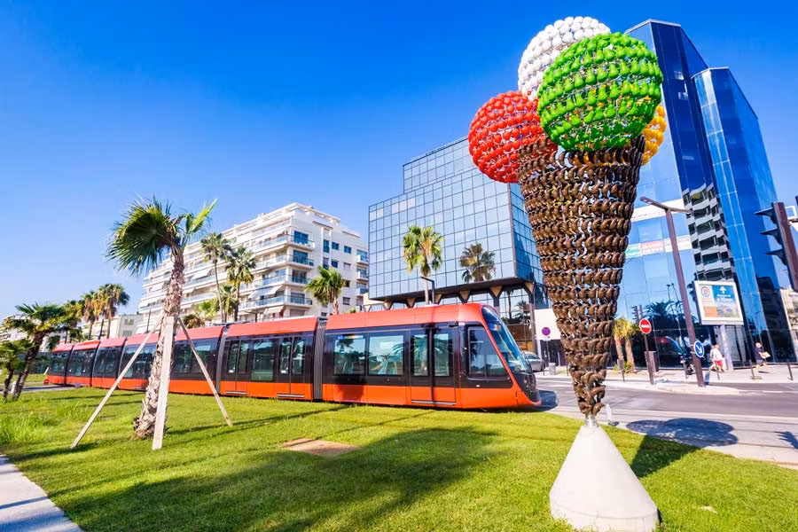 Tranvía que recorre las obras de arte contemporáneo de Niza.