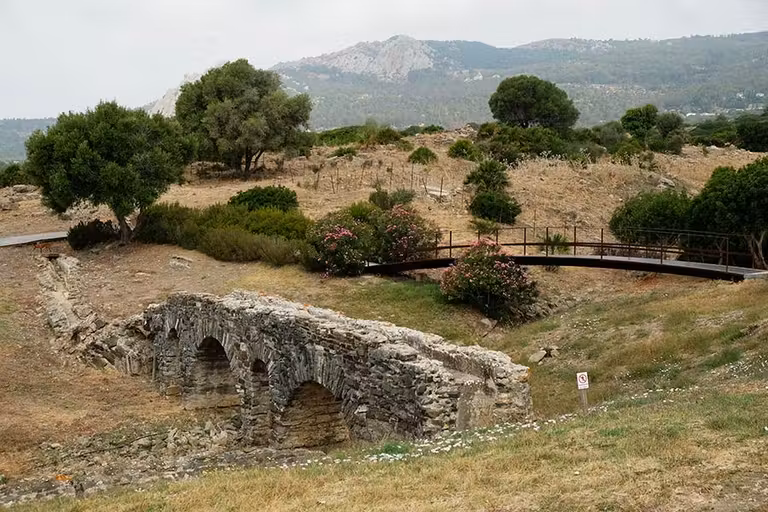 Acueducto de Baelo Claudia, ruinas romanas de bolonia, que ver en tarifa