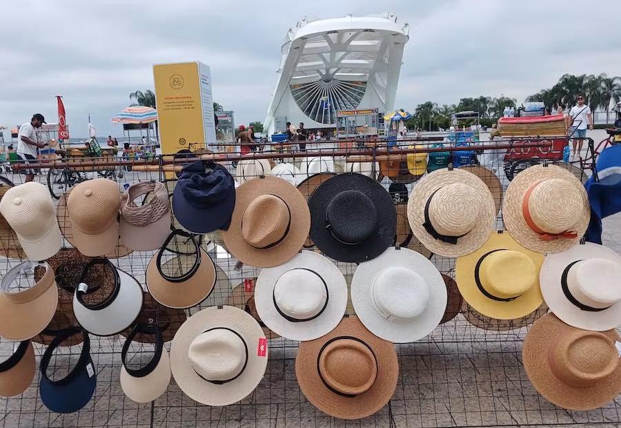 El sombrero puede ser el mejor souvenir, y el más práctico, en Río.
