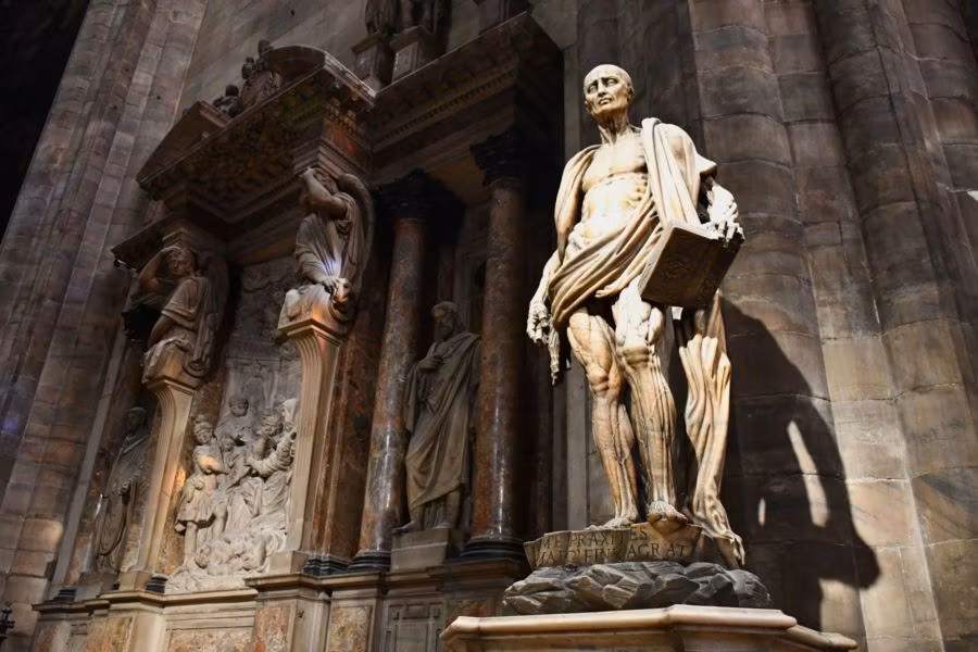 Detalle del interior del Duomo con la estatua de San Bartolomé.