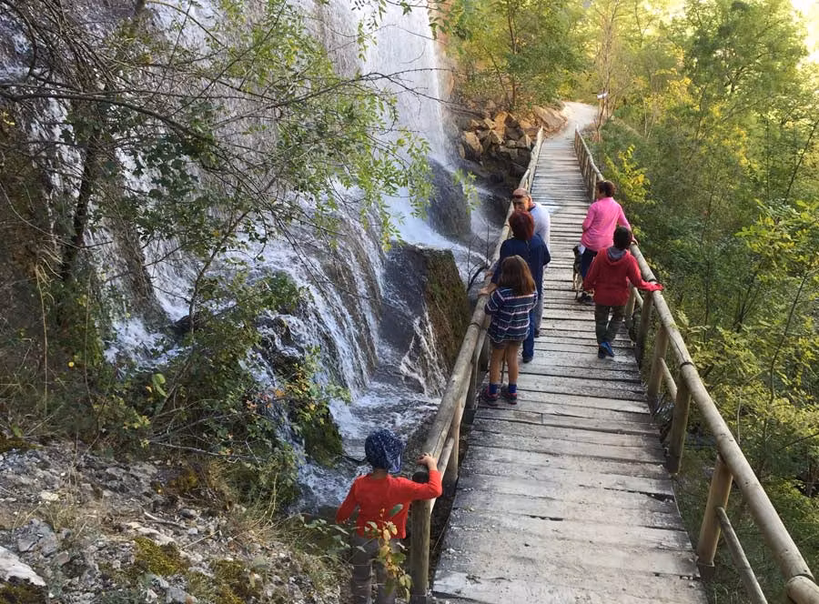 niños en la ruta hoz de Beteta (Cuenca).
