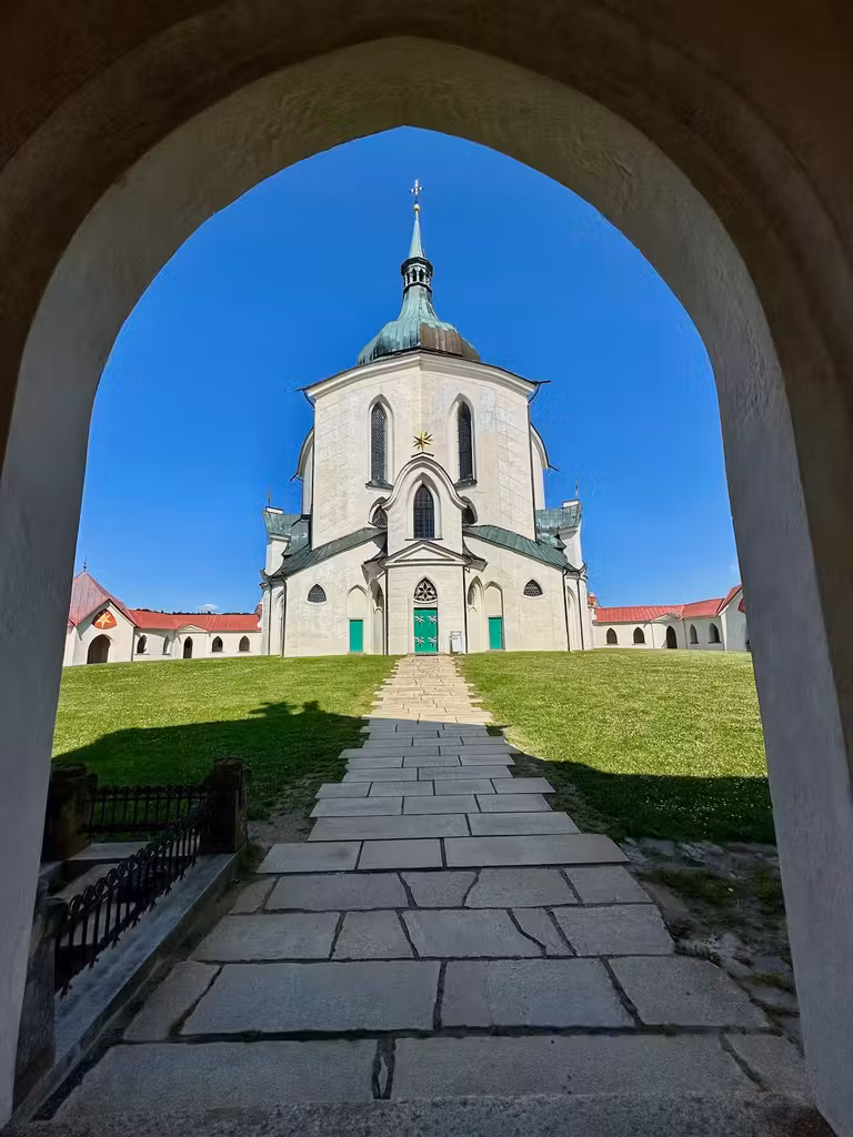 Entrada de la iglesia de San Juan Nepomuceno