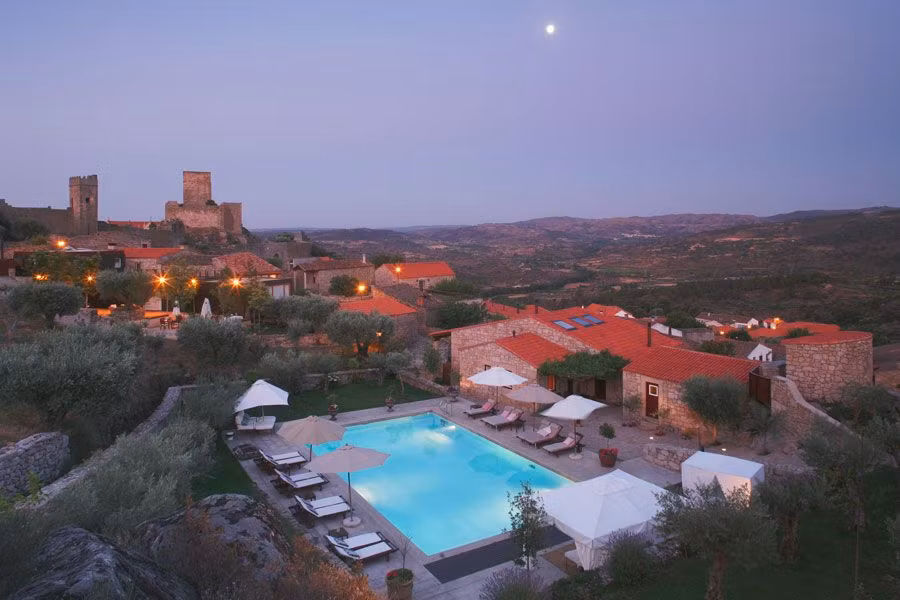 Hotel Casas do Coro con el castillo al fondo