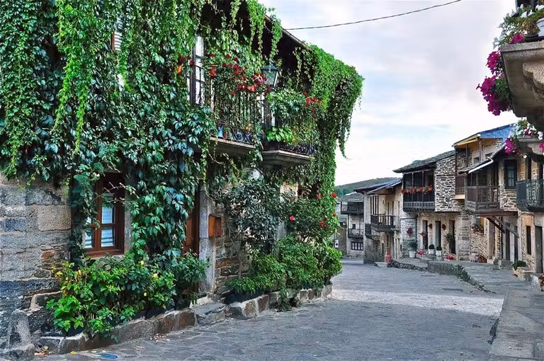 Las casas solariegas de Puebla de Sanabria se elevan sobre sillares y mampostería de granito.