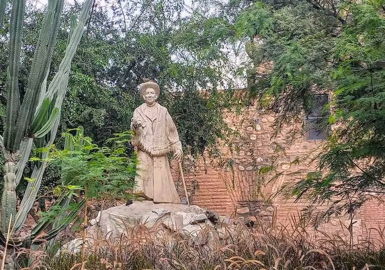 Escultura del cura Brochero.