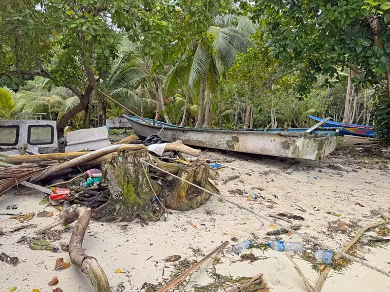 Es habitual encontrar plásticos en las playas de Raja Ampat.