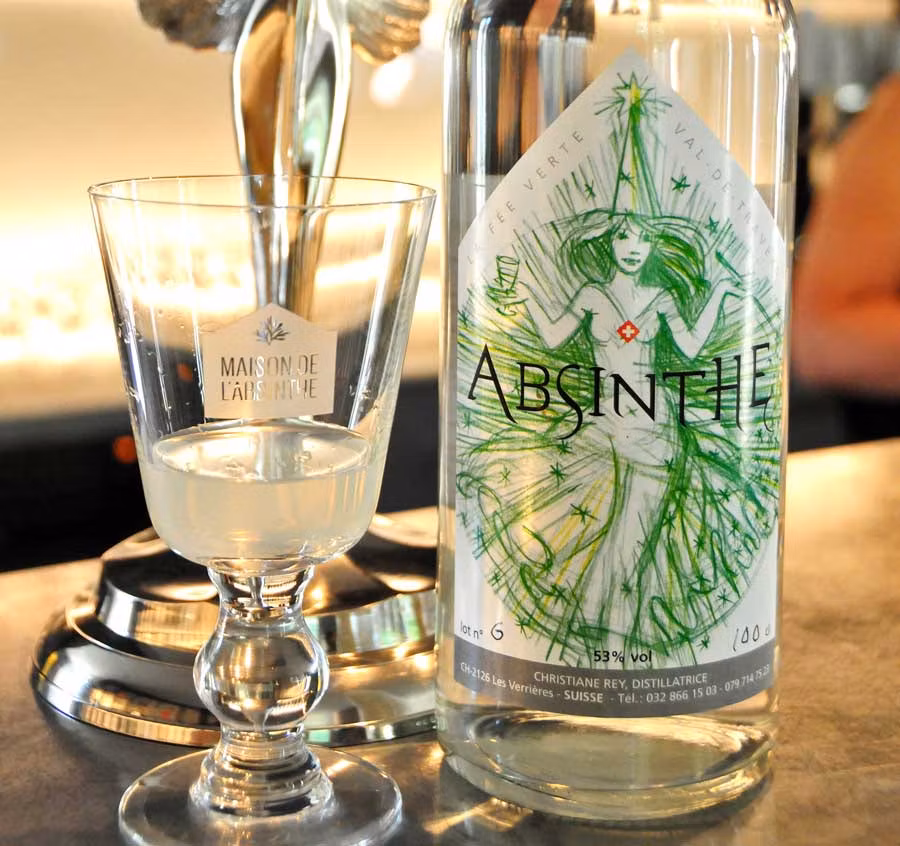 vaso y botella de absenta en Suiza