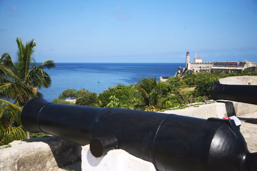 Desde el cañón de la fortaleza La Cabaña en la “hora de los mameyes” se lanza un cañonazo.