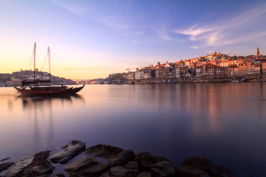 Atardece sobre La Ribeira (visto desde Vila Nova de Gaia).