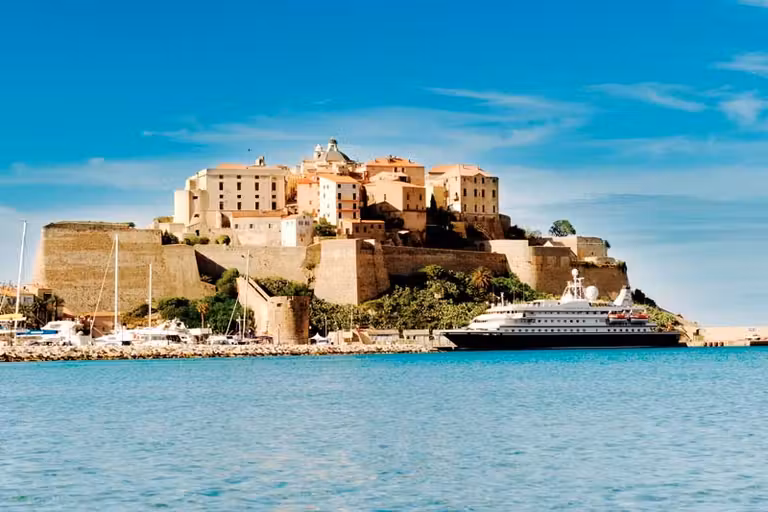 Barco SeaDream un crucero original con parada en Bonifacio