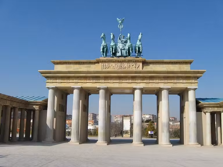 Reproducción de la Puerta de Brandeburgo del Parque Europa, en Torrejón de Ardoz.