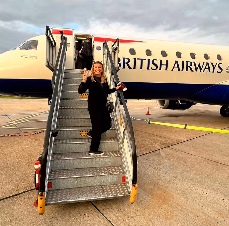 María frente a un avión de British Airways.