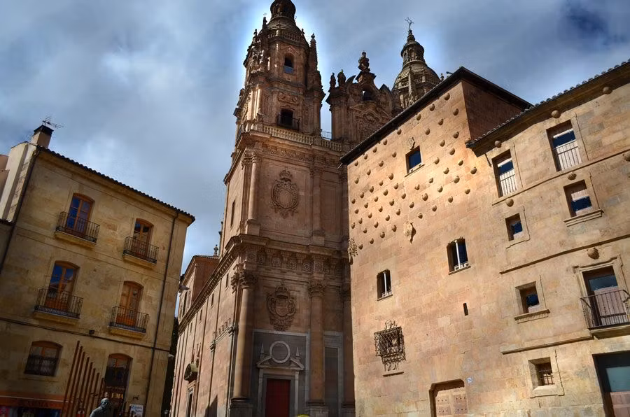 casa de las conchas en salamanca con amigas