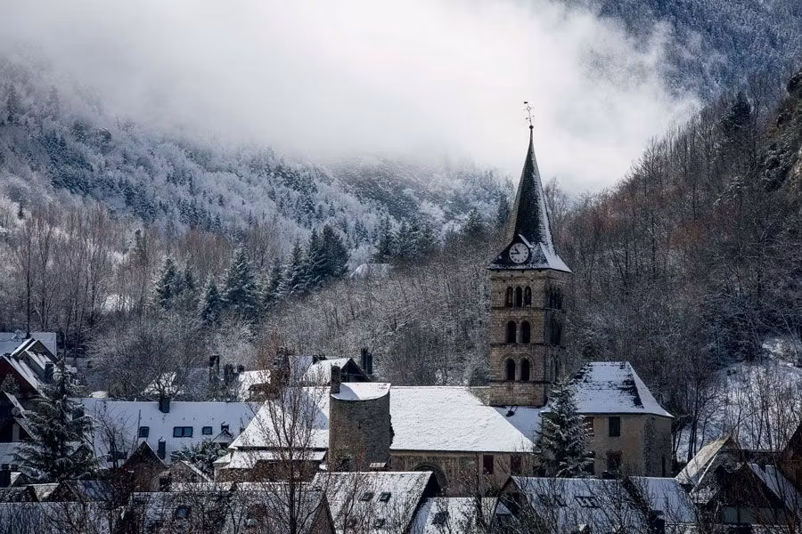 paisaje nevado valle aran pirineo
