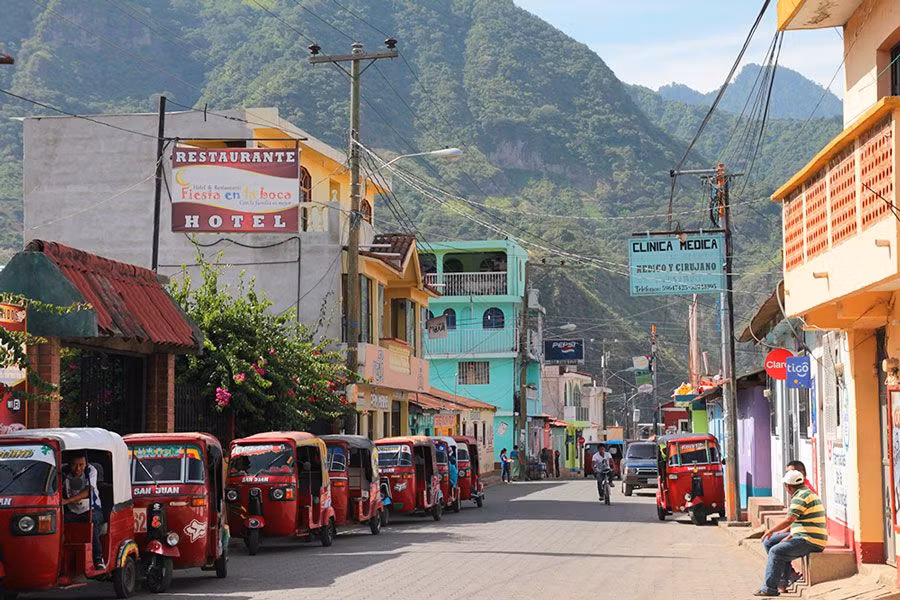 calle de panajachel en lago atitlan