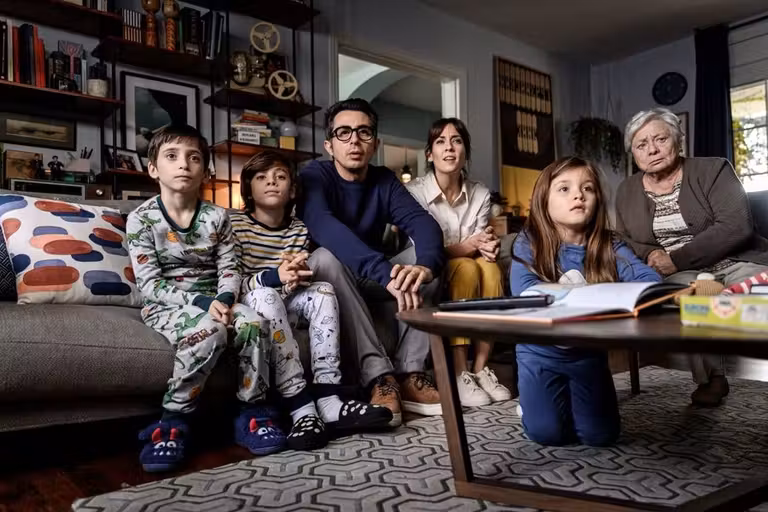 Berto Romero con su familia de ficción en ‘Mira lo que has hecho’.