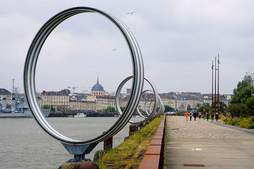 Los anillos de Daniel Buren y Patrick Bouchan se han convertido en un emblema de la ciudad.