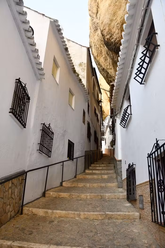 calle típica de Setenil de las Bodegas cubierta en parte por la piedra