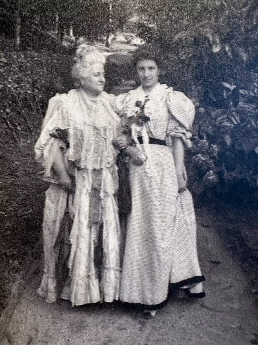 María Vinyals paseando con su madre por los jardines del castillo.