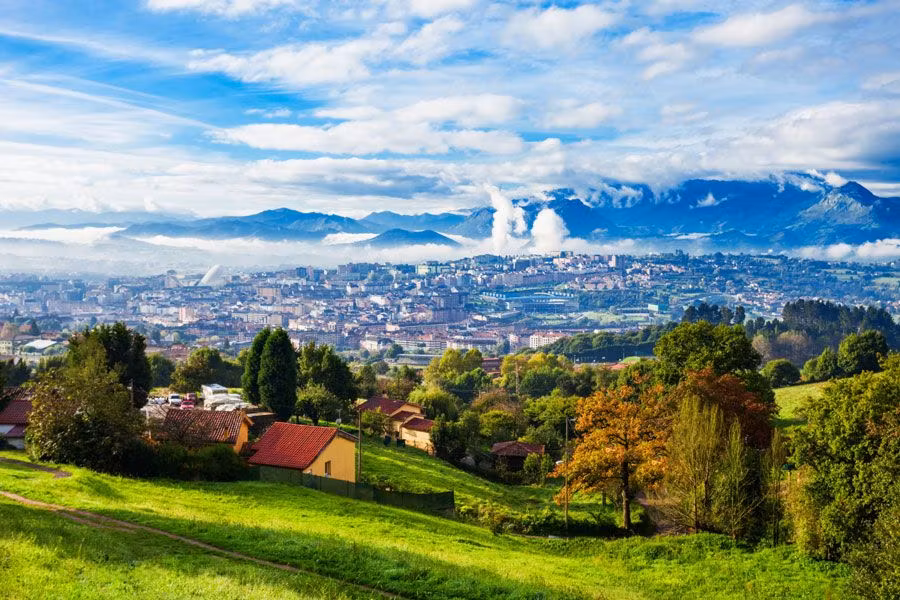 Oviedo desde la iglesia de Santa María del Naranco.