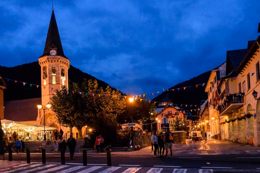Escena nocturna de Vielha, valle de aran