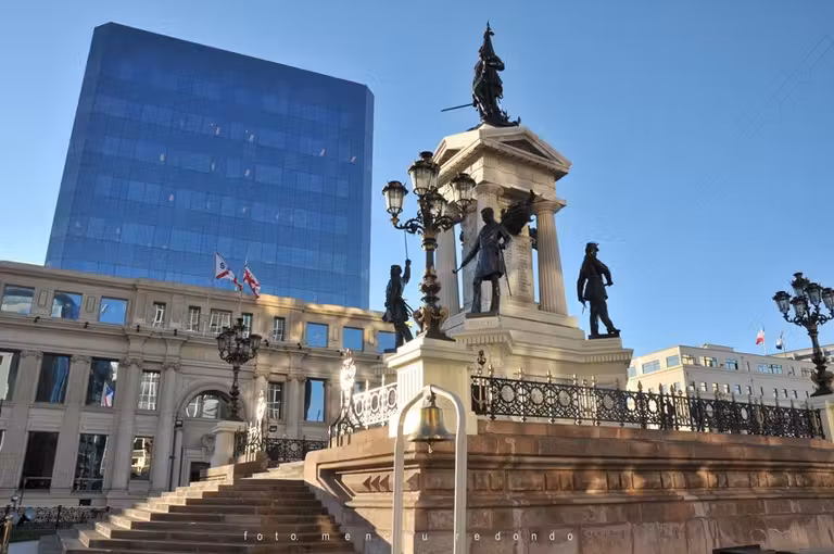 Plaza de Sotomayor con el Monumento a los Héroes.