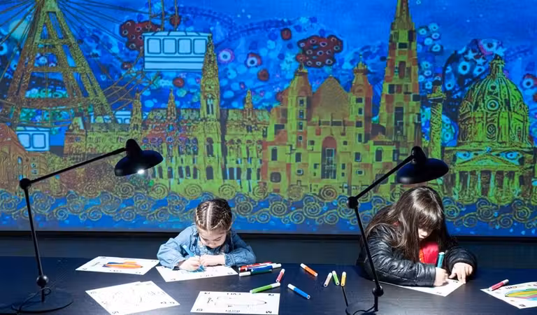 niños pintando en una sala de Kilmt en matadero