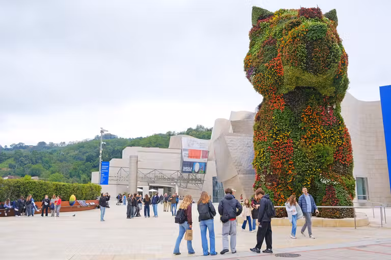 Escultura de flores ‘Puppy’ frente al Museo Guggenheim.