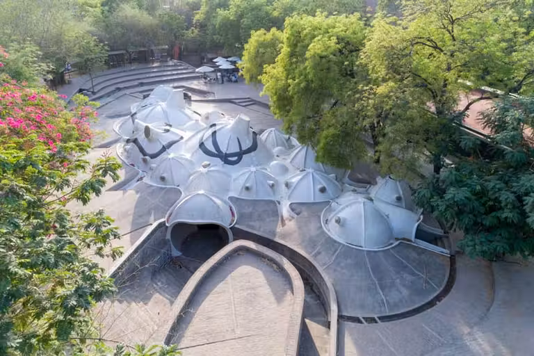 obra de Balkrishna Doshi en la exposición de ICO España