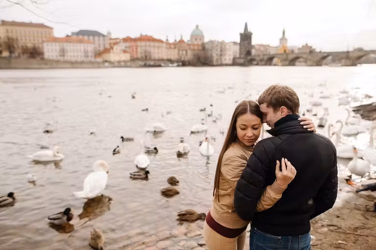 En la orilla del Moldava junto a los cisnes.
