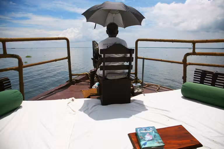 Barco navegando en los backwaters de Kerala.