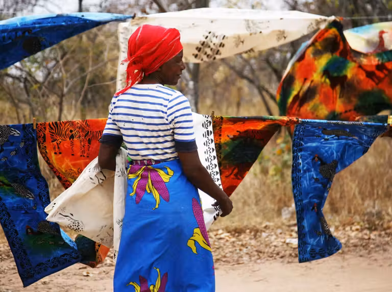 mujer con telas típicas de Zimbabue