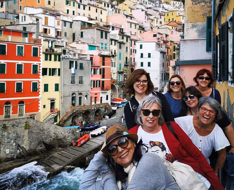 Grupo de viajeras en Cinque Terre (Italia).