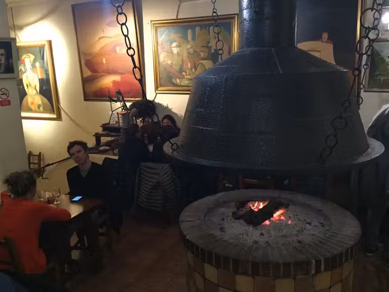 bar costa con chimenea en santa gertrudis