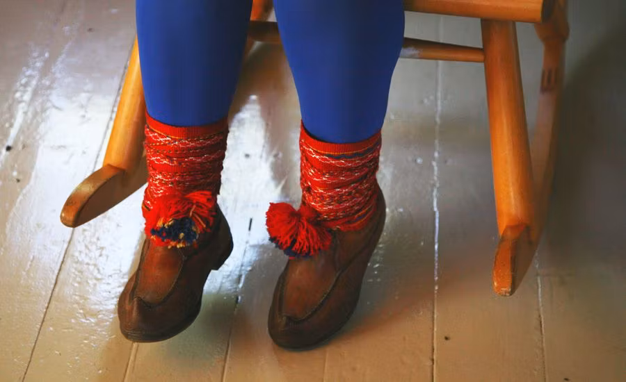 Vestimenta azul y rojo de los Sami del Norte, a los que pertenerce Maija Magga-Hetta.