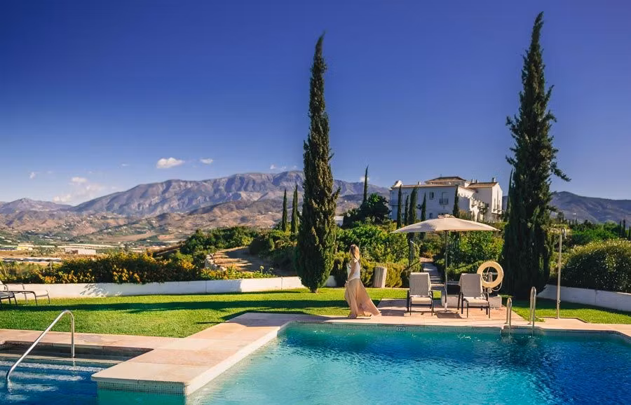 Jardín y piscina del Cortijo Bravo (Málaga).