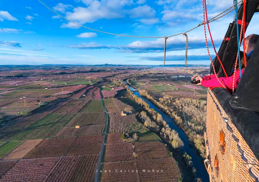 viaje en globo para ver la floración de los melocotoneros