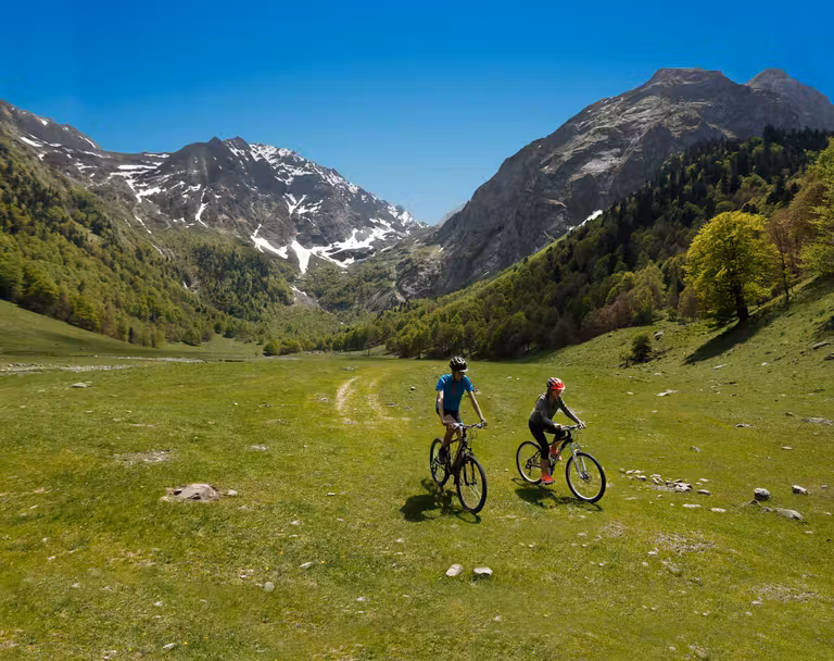 Cicloturismo en el valle de Arán. © Oriol Clavera/Archivo ARA Lleida
