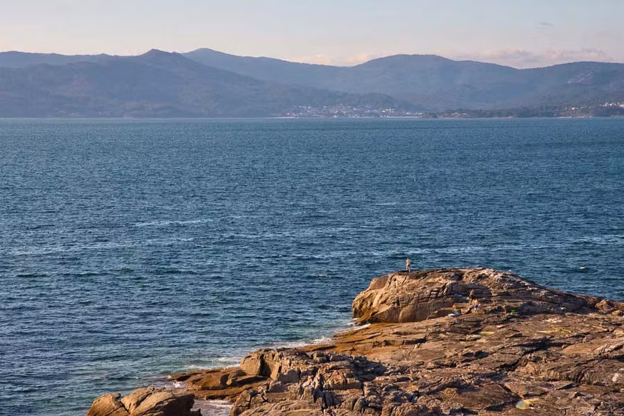 hombre pescando en Noia