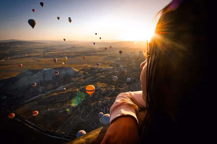 Una mujer observa el paisaje desde un globo aerostático en Capadocia
