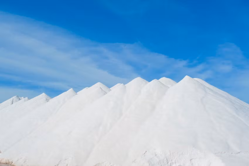 Montañas de sal en las Salinas d’Es Trenc.