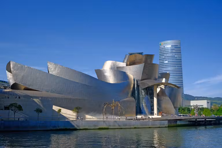 Museo Guggenheim con la escultura ‘Mama’.