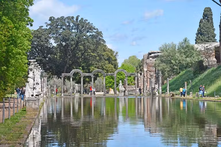 lago con columnas romanas y estatuas en villa adriana
