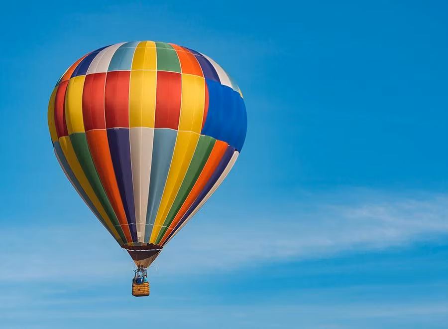 Un globo de colores en pleno vuelo.