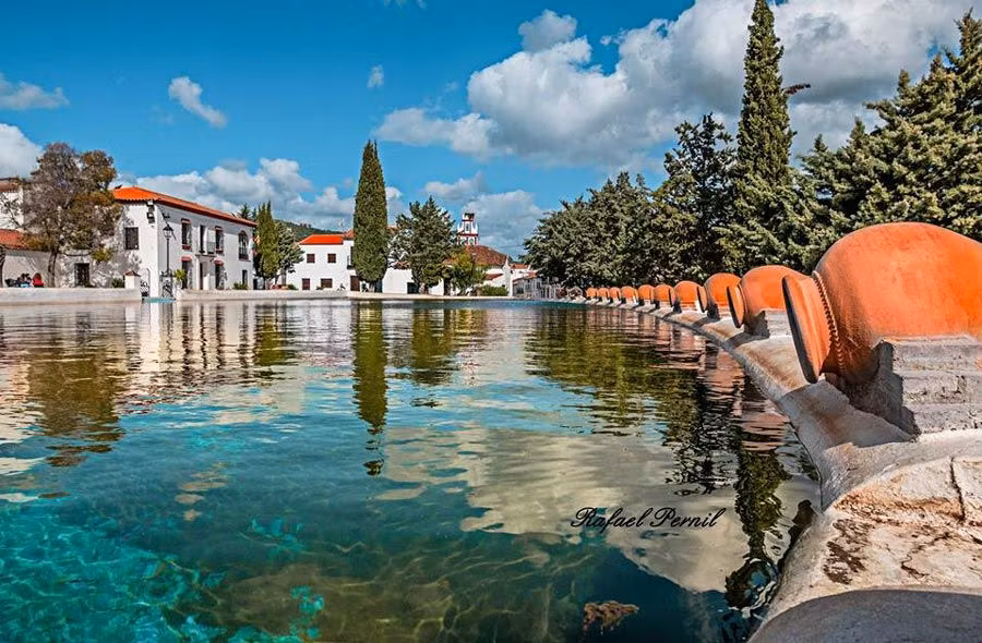 imagen de una plaza con una gran fuente que parece una piscina
