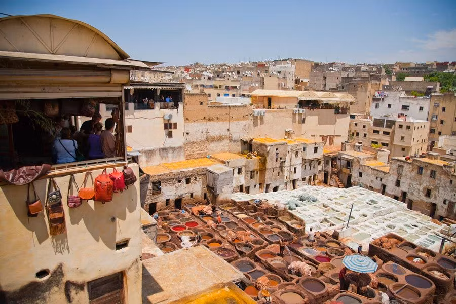 curtidores en la medina de fez