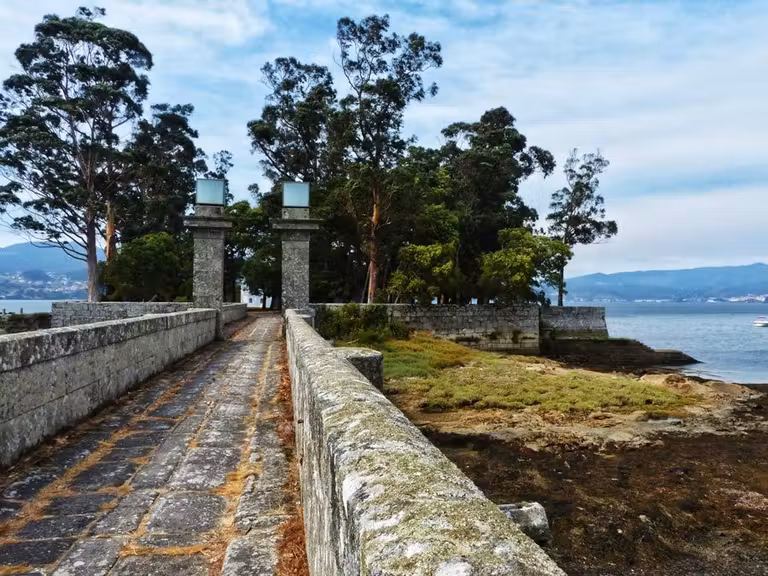 Vista de una de las puertas entre lazaretos de la isla de San Simón.