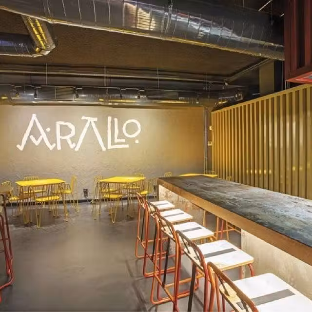 Arallo es todo barra, una barra de cocina desde la que cotillear su buen hacer.
