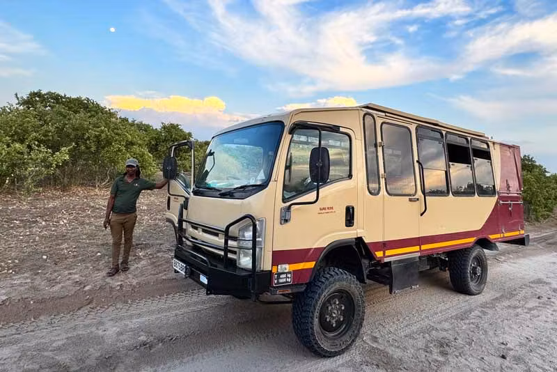 mujer junto a autobús en África